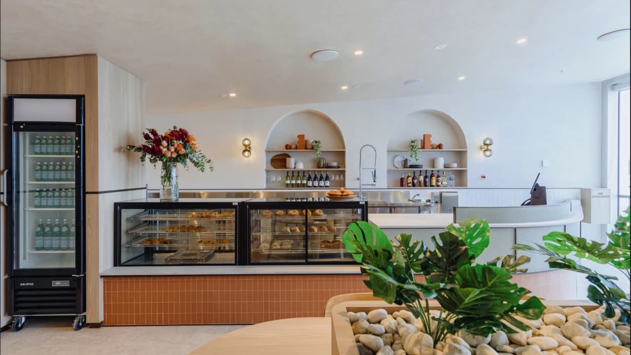 Plaza Premium Lounge - Sydney International Airport Terminal 1 - Photo 2