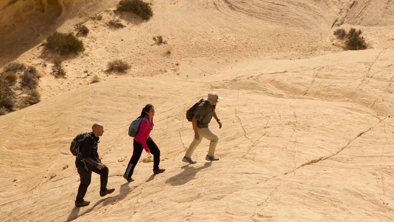 Hiking in the Valley of Fire - Photo 1