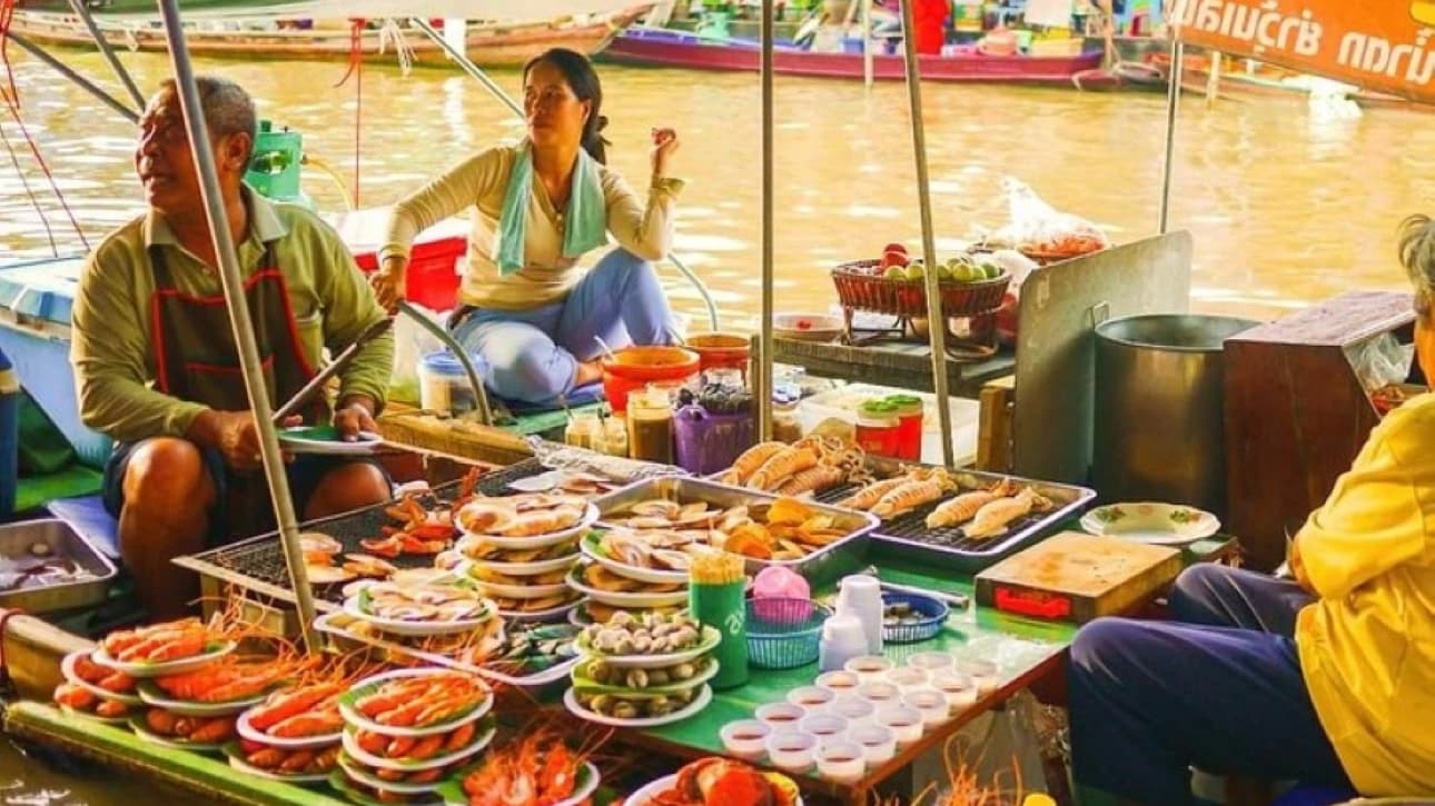 Maeklong Railway Market and Damnoen Saduak Floating Market Half-Day Tour - image 7