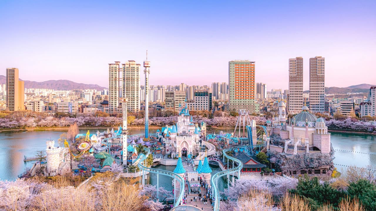 COMBO: Lotte World Adventure Seoul + Seoul Sky Observatory Tickets - Photo 1