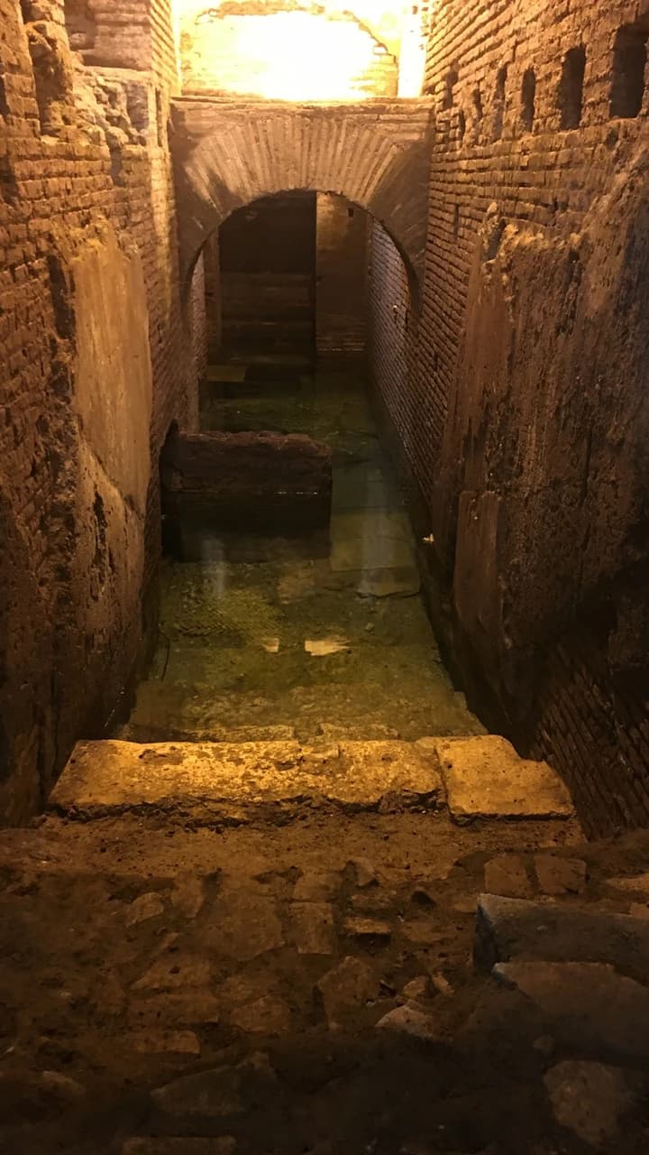 Trevi District Underground: Small Aqueduct Domus - Photo 2