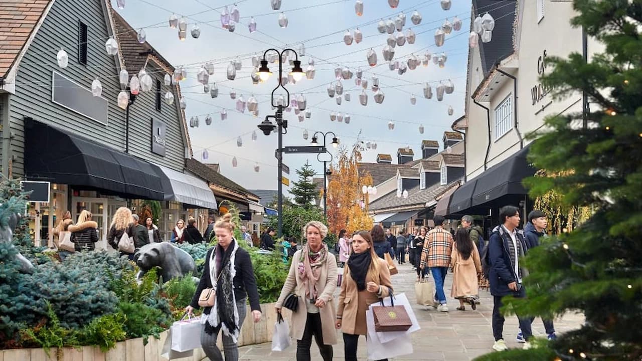 Bicester Village Shopping with Round Trip Rail Transfers from London - Photo 2