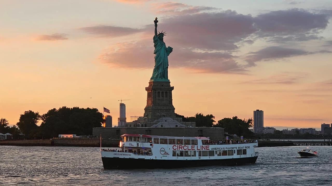 Circle Line "NYC Harbor Lights" Evening Cruise (2 hours): Reserved Straight-to-Board Ticket - Photo 2