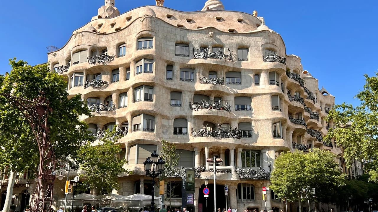 Gaudi Houses: Casa Vicens, Casa Batllo, Casa Mila Guided Tour - image 8