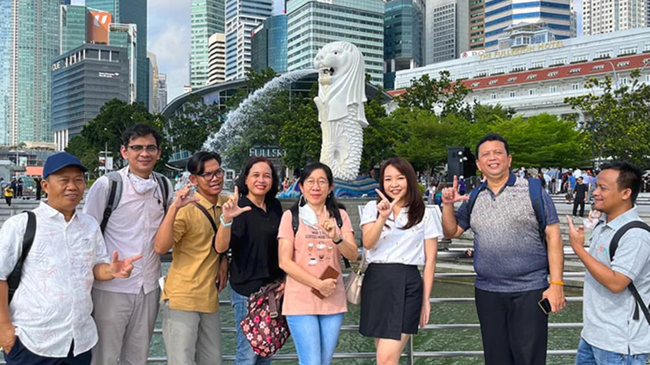 Marina Bay Night Walking Tour - image 8