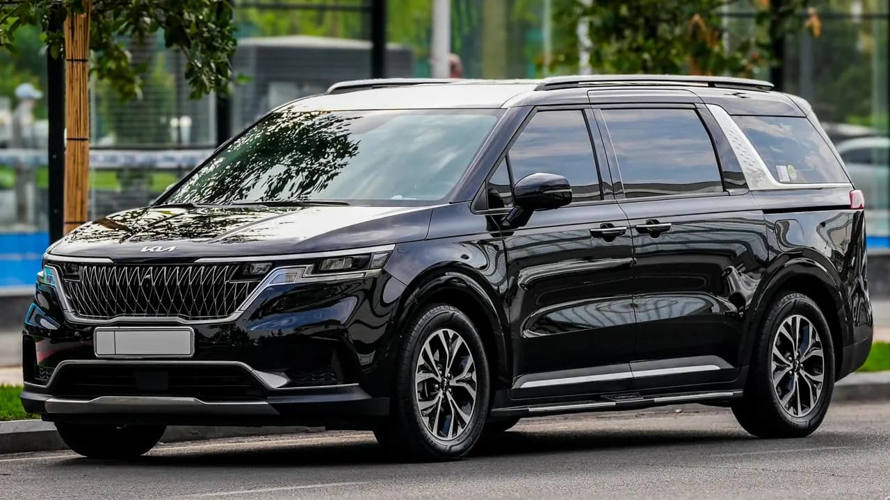 Private 6-Seater Car with Driver - Photo 2
