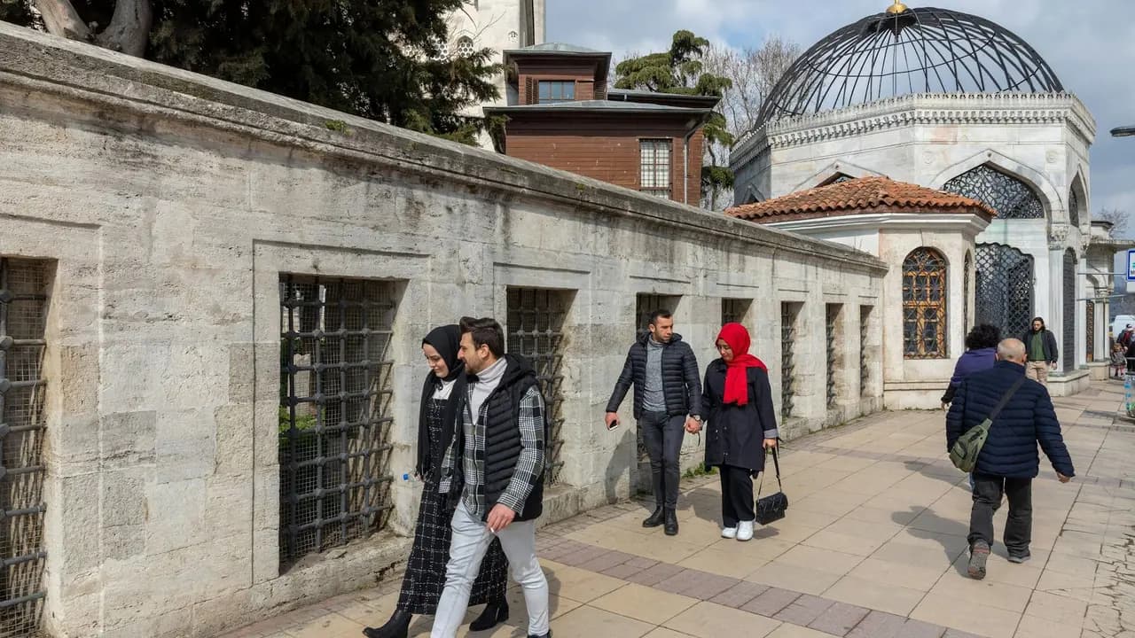 Istanbul Europe and Asia Half-Day Private Tour: Maiden's Tower and Mihrimah Sultan Mosque - Photo 5